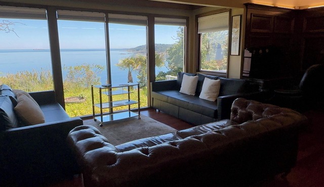 1.7 Acres Beautiful waterfront house near downtown and UVIC