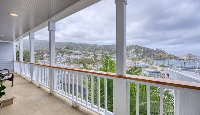 108MT #3: Stunning 1BDR + Views, BBQ + Harbor Views + Golf Cart