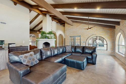 3 BR Home, Spacious Backyard with Pool
