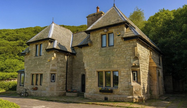 4 Bed Retreat-Sleeps 7-Parking-Garden-Lake Views