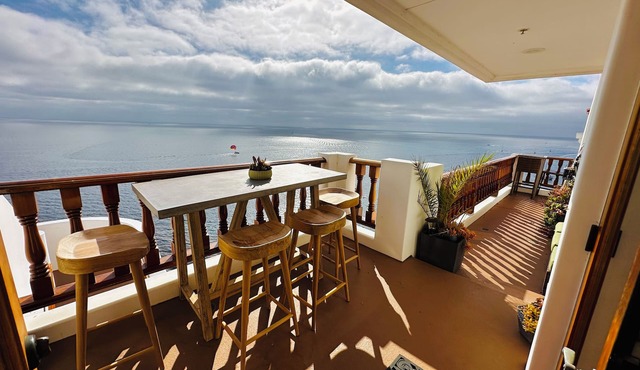 Amazing Views - Hamilton Cove Beachfront Villa with large wrap around balcony