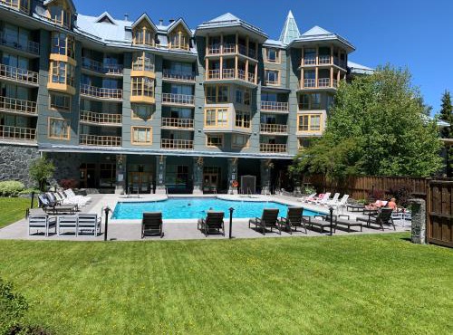 Available January 11 Cascade Lodge suite, 2 hot tubs, year round heated pool, gym, sauna, change rooms & showers, WIFI, cable TV, ski & snowboard valet service, boot & glove dryer