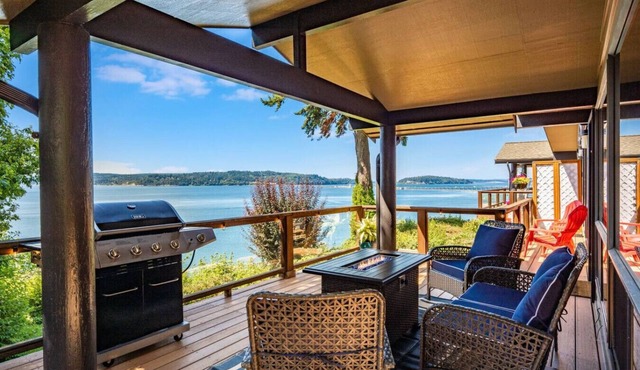 Bridgeview Lookout w/Vast Water Views & Hot Tub!