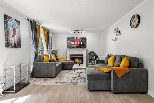 Bright 5-Bed Retreat Near the Zoo and Downtown
