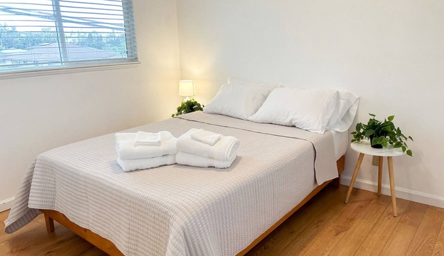 Centrally located | 15 minutes from North Shore | 30 Day Minimum
