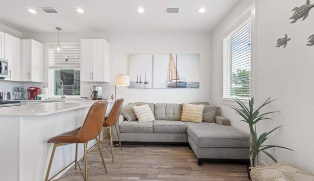 Charming 2-bedroom townhome with AC and WiFi in Pensacola