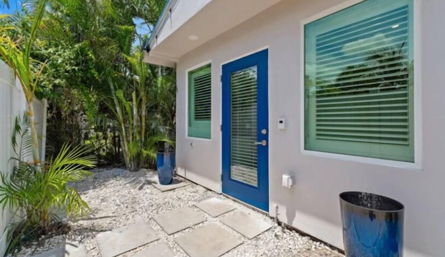 Chic Upscale Tiny House with WiFi and AC Best Location in Palm Beach Gardens