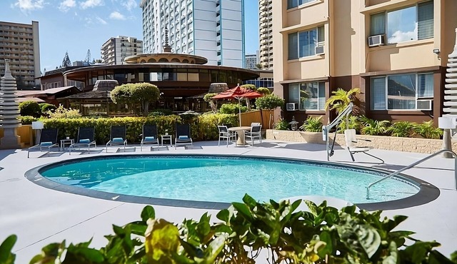 Convenient Stay in Hawaii! Onsite Pool, Pets Allowed, Close to Ala Wai Promenade