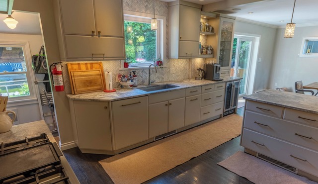 Couple's Oasis w/chef's kitchen, hot tub, swim pond & gardens.