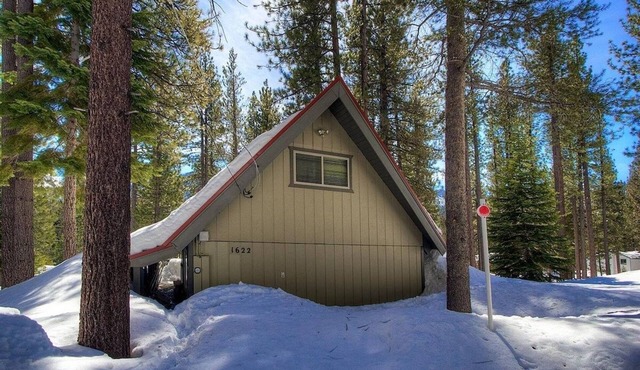 Cozy Cabin 4 Bedroom Home by RedAwning