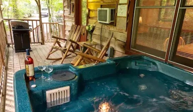 Cozy Cabin: River View with Hot Tub