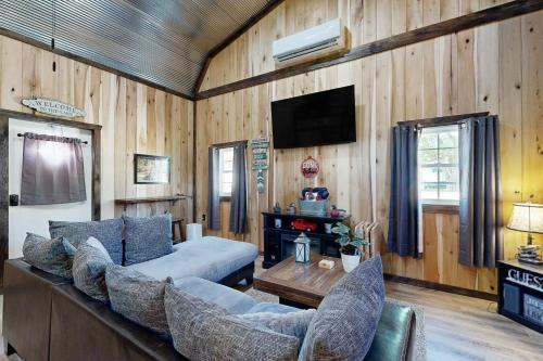 Dog-Friendly Cabin with Cornhole and Fire Pit