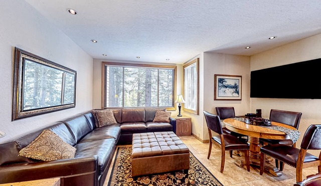 Dog-friendly condo near the Village with pools