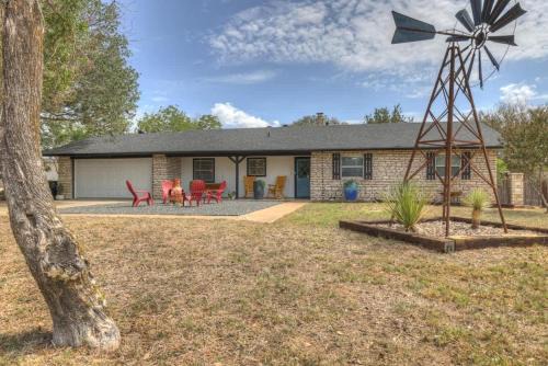 Eclectic Fun Haus with Hot Tub - 3 Min Drive to Main