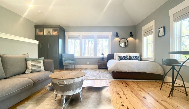 Fabulous, Comfy Carriage House in Moreland Village