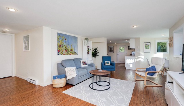 Gallery Garden - Bright & Art-filled 1-Bedroom Suite by Victoria Prime!