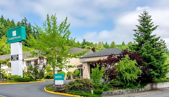 GuestHouse Poulsbo Vacation! With FREE Parking and Breakfast, Pets are Welcome!