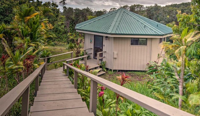 Hilo Couples Retreat about 6 Miles to Honolii Beach!