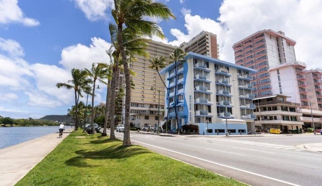 Holiday Surf Hotel