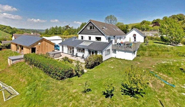 Large Luxury House with Heated Pool, Hot Tub, Cinema close to coast near Shaldon