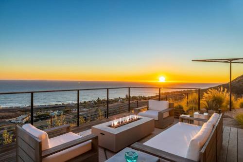 Luxe Malibu Retreat - Ocean Views, Hot Tub and Gym