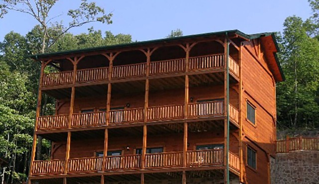 Luxurious Cabin w/Theater, Arcade Games & Hot Tub