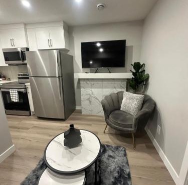 Luxurious Home in NW Calgary, Free Parking, High Speed Internet, Near Grocery and Airport