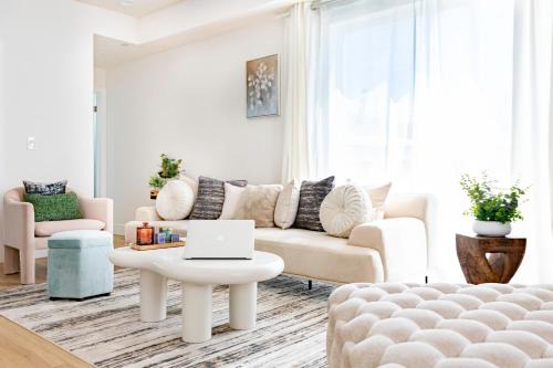 Luxury House 3-Level 4-bedroom, Free Parking and Patio