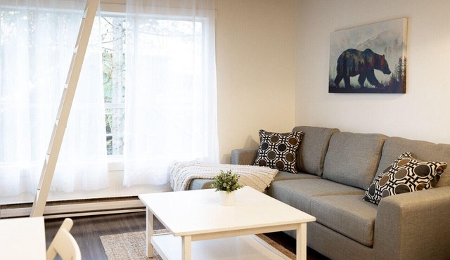 Mountainside 1BRM & Loft : Sleeps 4 ,Free Parking, Near Lakes, Restaurants & Shops!