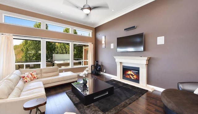Nature's Gate Executive Estate by EMR Vacation Rentals