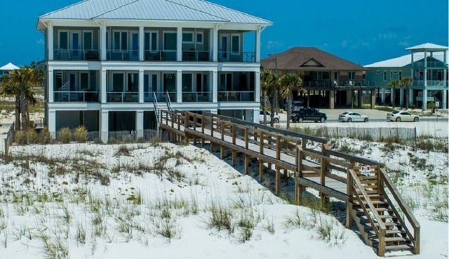NEW LUXURY GULFFRONT Designer's home, POOL, Sleeps 24, Boardwalk, AMAZING views!