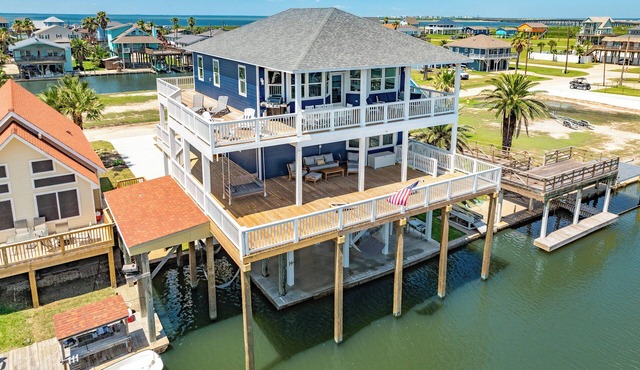 NEW Luxury Waterfront @San Luis Pass 2 Primary Suites, Family Friendly Sleeps 18