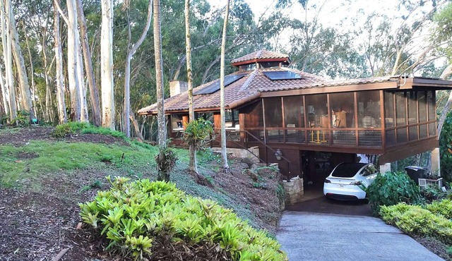 NEWLY LISTED: Secluded Tree House Hideaway 2-bedroom duplex in Honolulu!