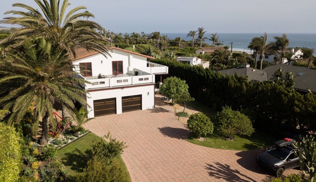 NO FIRE DAMAGE & NEW POWER GENERATOR! Views,beach,spa,pool table,ping pong,BBQ