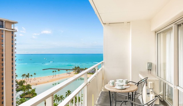 Ocean & Fireworks Renovated Condo at Ilikai Hotel with Full Kitchen & WiFi