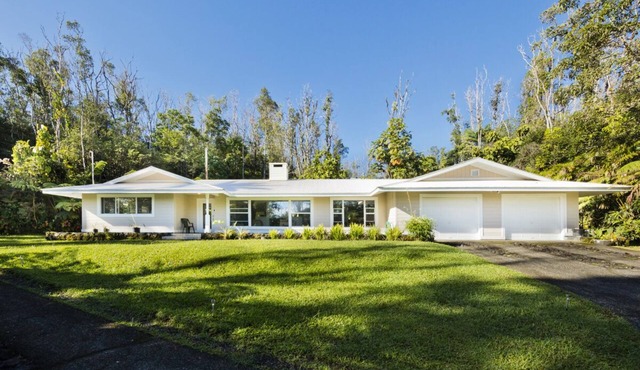 Parklike 4 bedroom AnthuriumHouse, 3+ acres, peaceful, gated, convenient