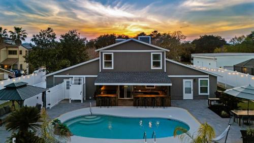 PCB Group-Friendly Duplex w Pool Backyard Lounge 2 Kitchens