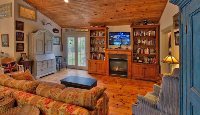 Pine Grove Cottage: Character Plus!