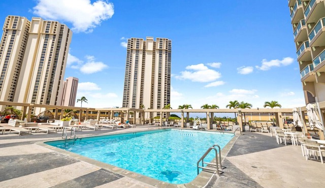 Remodeled Ala Moana Studio Pool and Ocean Views