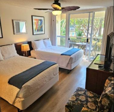 Resort Retreat Studio-Walk to Beach, Shops, Dining with AC, WIFI