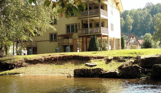 Riverside Relaxation located steps from downtown & overlooking the Chattahoochie
