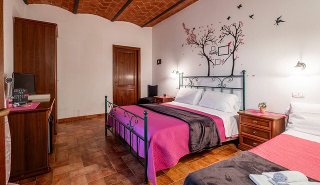 Room 'Rosa' with Shared Pool and Shared Garden