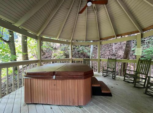 Secluded Cabin for 10 in Chalet Village and Hot Tub