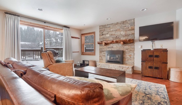 Ski-in/Ski-Out Breckenridge Mountain Retreat; Free Shuttle