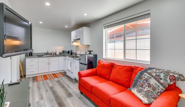 Sleek San Fernando Studio ~ 14 Mi to Universal
