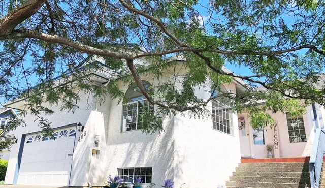 Spacious home with great access to all Victoria has to offer!