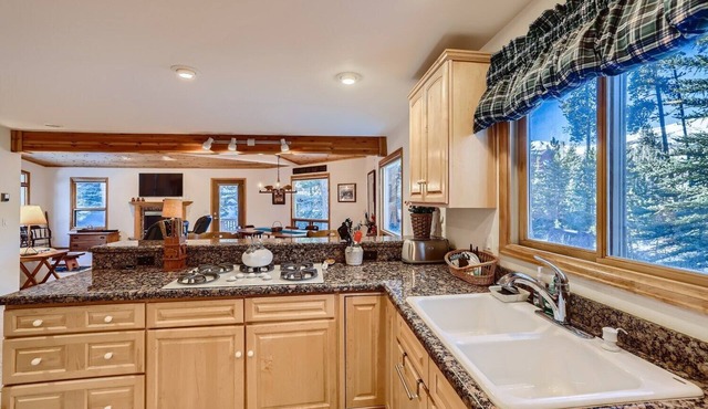 Sunbeam Retreat: Large Mountain Home Near Downtown