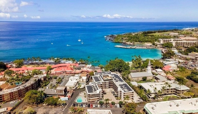 Updated condo with air conditioning in the heart of downtown Kona.