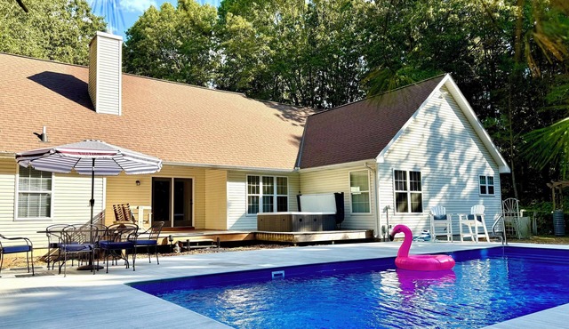 Upscale Picturesque Hideaway. Pool, Fenced Yard, Hot tub, Firepit and Game Room.