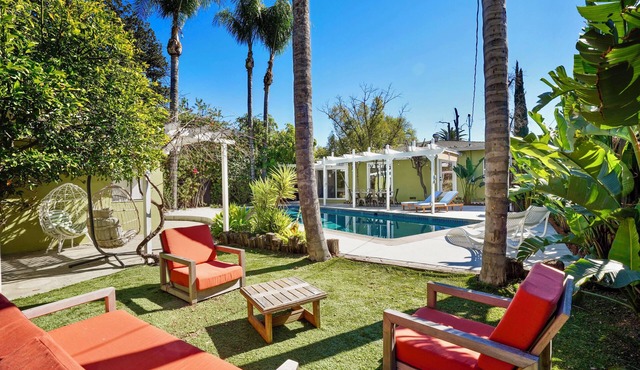 Villa La Verde -Remodeled 4BR Villa, Pool & Guesthouse in Los Angeles